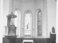 Innenansicht Reformierte Kirche Brunnen (vor 1939): Die Bundglasbilder wurden 1940 durch Fensterglas ersetzt (Foto: Hartmut Schuessler)